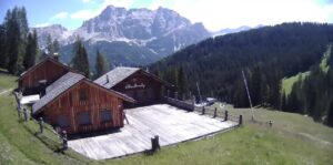 LIVE Ütia Bamby Hut (1.845) – Badia webcam South Tyrol – Dolomites