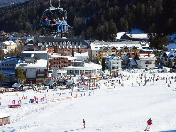 Vue de Kranjska Gora avec le lac Jasna et les Alpes juliennes – webcam en direct