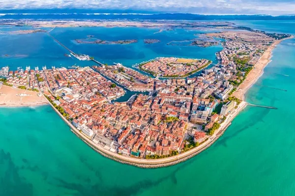 Live webcam view of Grado beach entrance and Aquapark in real time