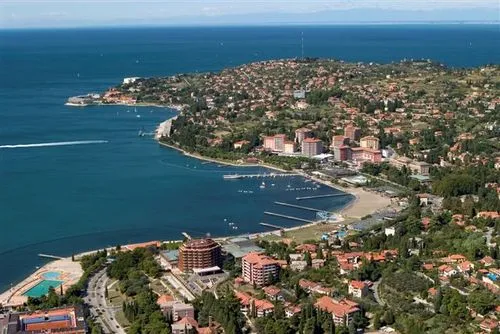 Live webcam view of Portorož beach, marina and Sečovlje Airport