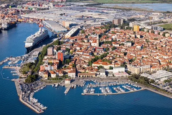 Spletna kamera v živo – panoramski pogled na marino in promenado v Kopru