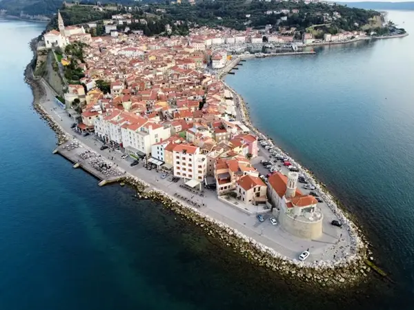 Piran spletna kamera v živo – Tartinijev trg, Punta obala in Mandrač