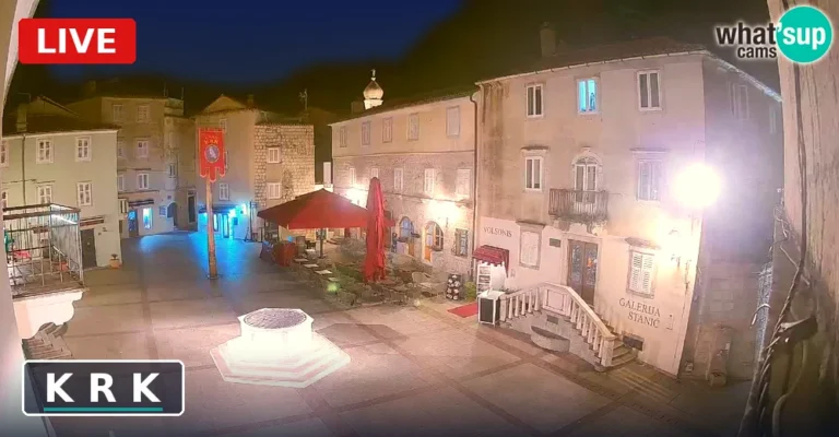 Vue en direct de la webcam sur la place Vela Placa, dans la ville de Krk, île de Krk, Croatie
