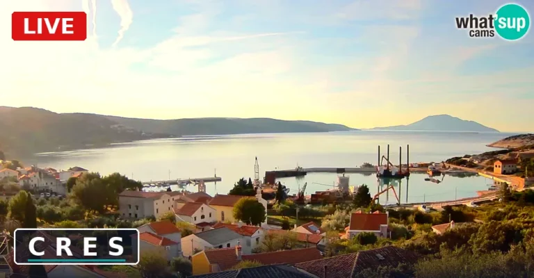 Webcam live della piazza principale e del porto della città di Cherso (Cres), isola di Cherso, Croazia
