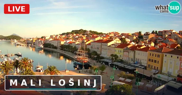 Pogled web kamere uživo na glavni trg i luku Malog Lošinja na otoku Lošinju, Hrvatska