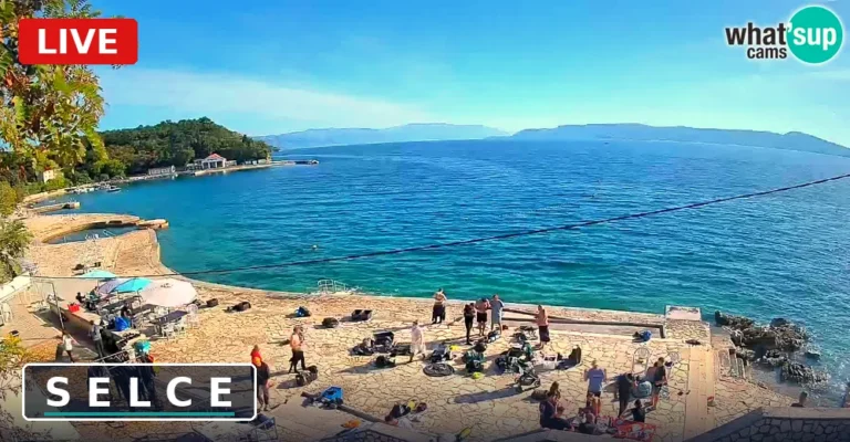 Vue en direct de la webcam sur la plage et la mer à Selce, Croatie