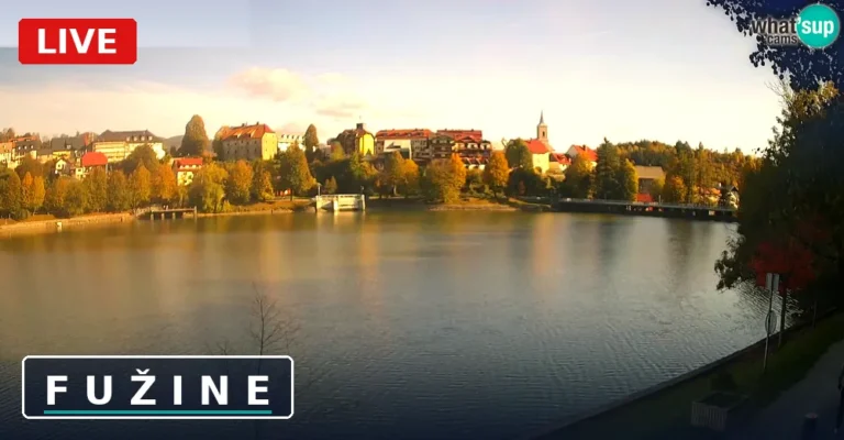 Webcam live del lago Bajer e del paese di Fužine con la sua chiesa, Croazia