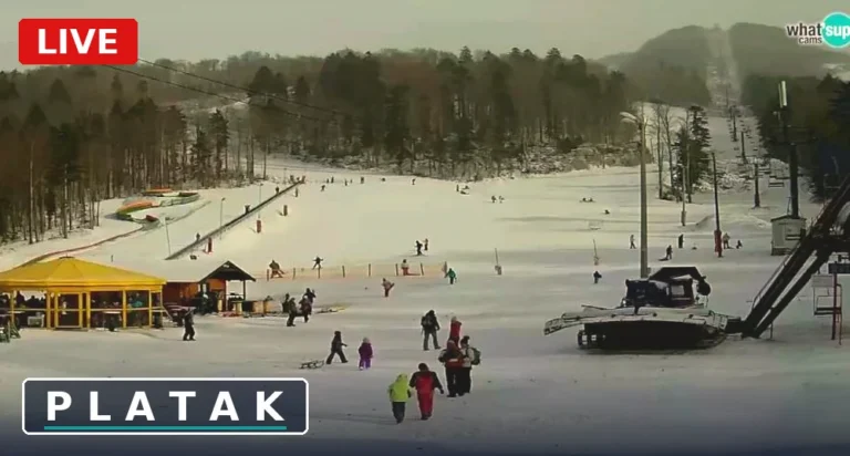 Vista de la webcam de la pista de esquí de Platak con esquiadores y bosque nevado sobre Rijeka, Croacia